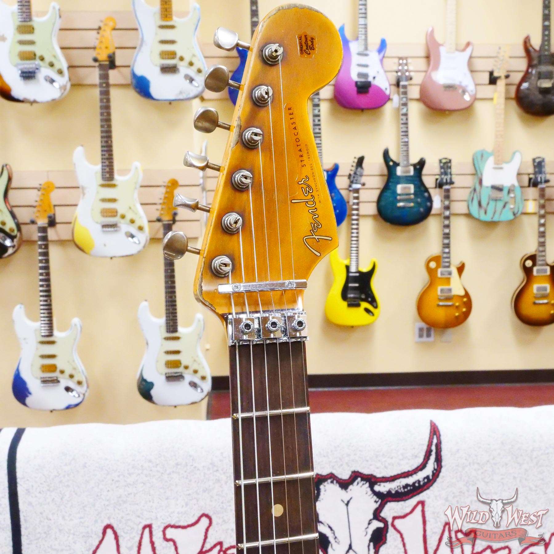 fendercs-wlfr-st-hsh-ppsly-r129780-d2__wwg.jpg Fender Custom Shop Wild West White Lightning Stratocaster HSH Floyd Rose Rosewood Board 22 Frets Heavy Relic Pink Paisley - Image 7