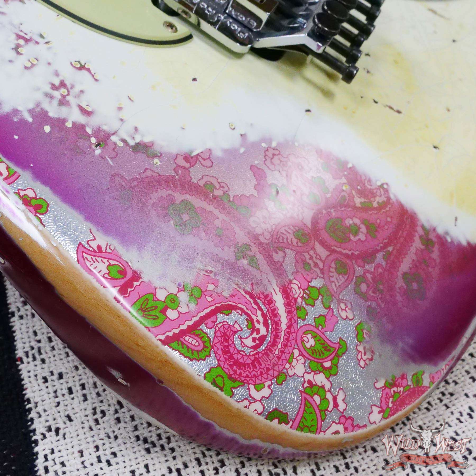 fendercs-wlfr-st-hsh-ppsly-r129780-d4__wwg.jpg Fender Custom Shop Wild West White Lightning Stratocaster HSH Floyd Rose Rosewood Board 22 Frets Heavy Relic Pink Paisley - Image 9