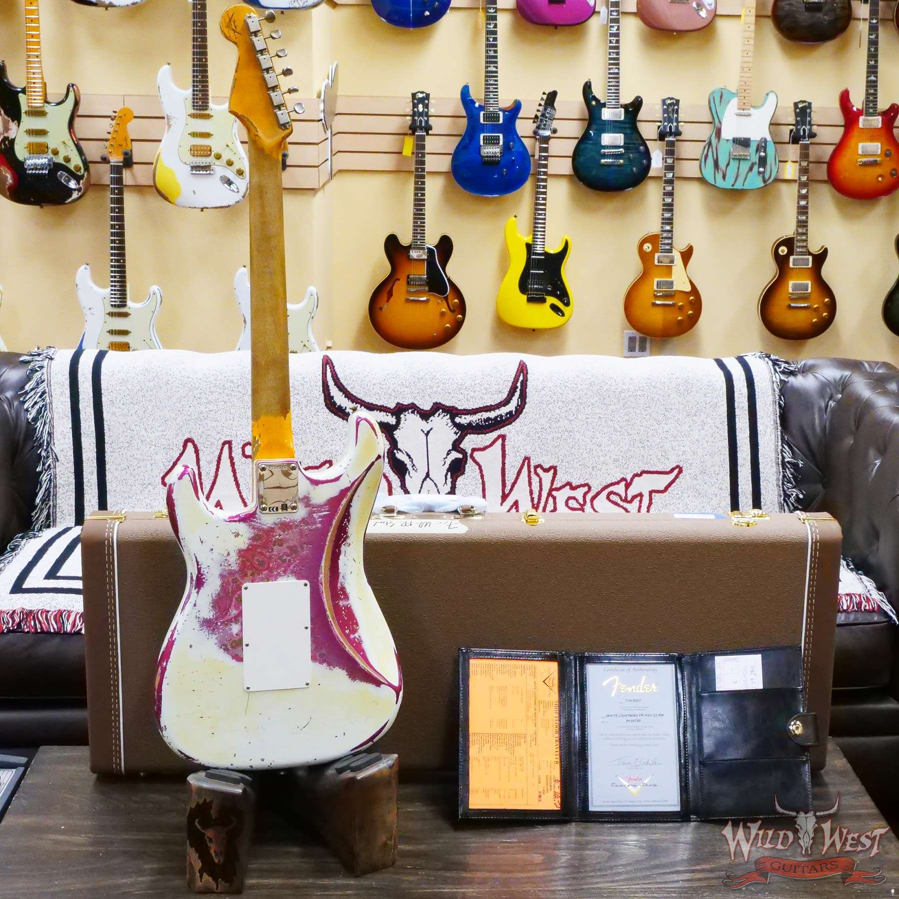 fendercs-wlfr-st-hsh-ppsly-r129780-d5__wwg.jpg Fender Custom Shop Wild West White Lightning Stratocaster HSH Floyd Rose Rosewood Board 22 Frets Heavy Relic Pink Paisley - Image 10